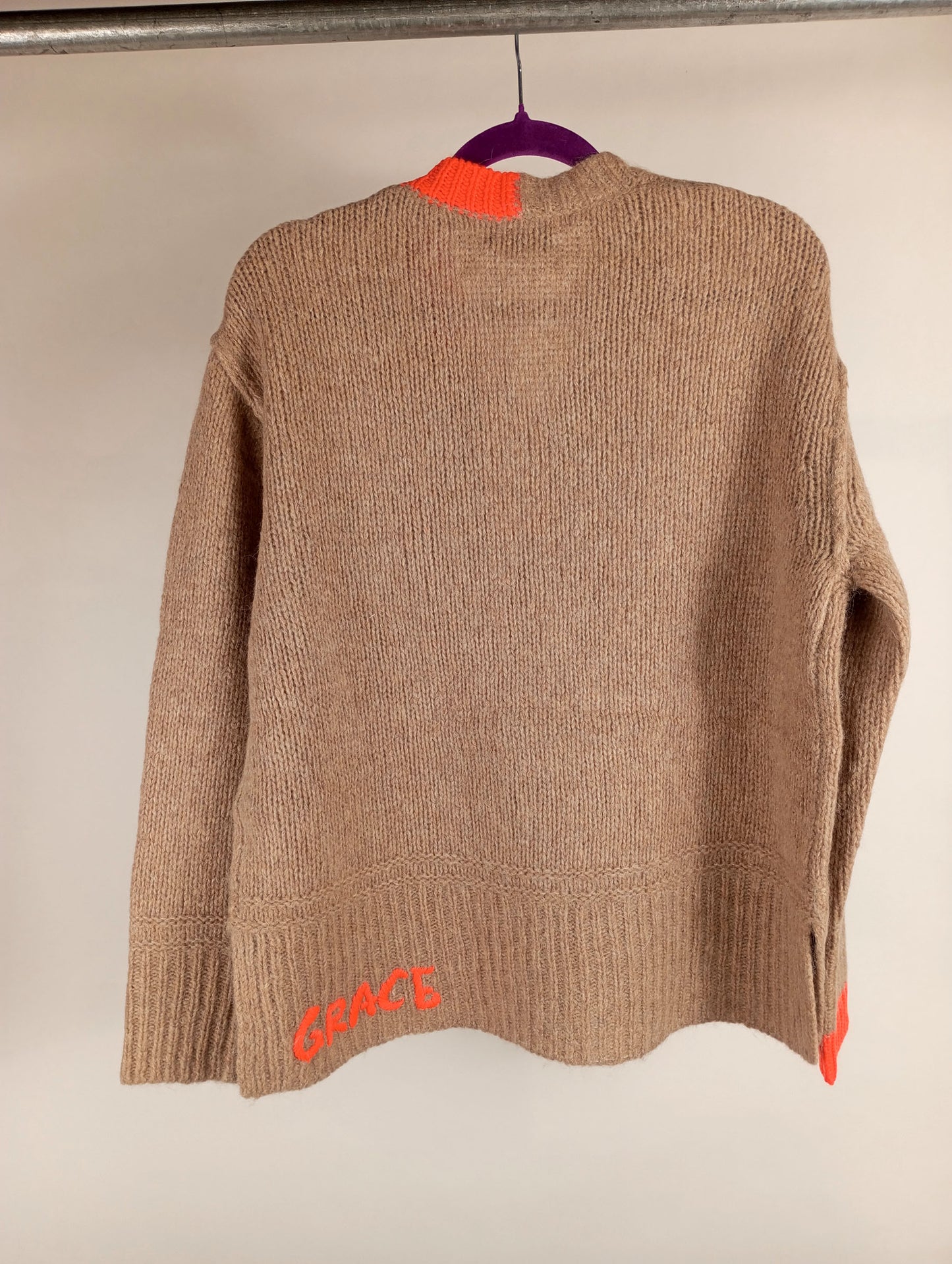 Grace V-Pulli mit Neonakzent camel