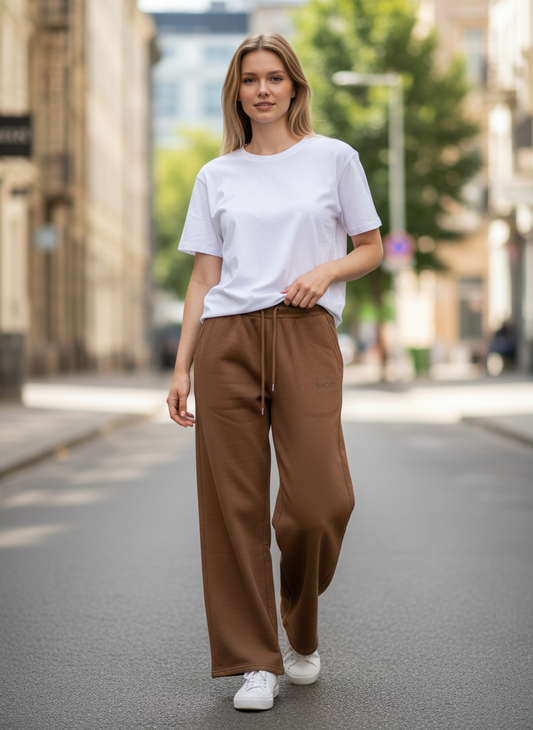 Magasin Dawo IYITO Hose Vera in Coconut Braun aus 100% Baumwolle mit Kordelzug, getragen von einer Frau auf der Straße