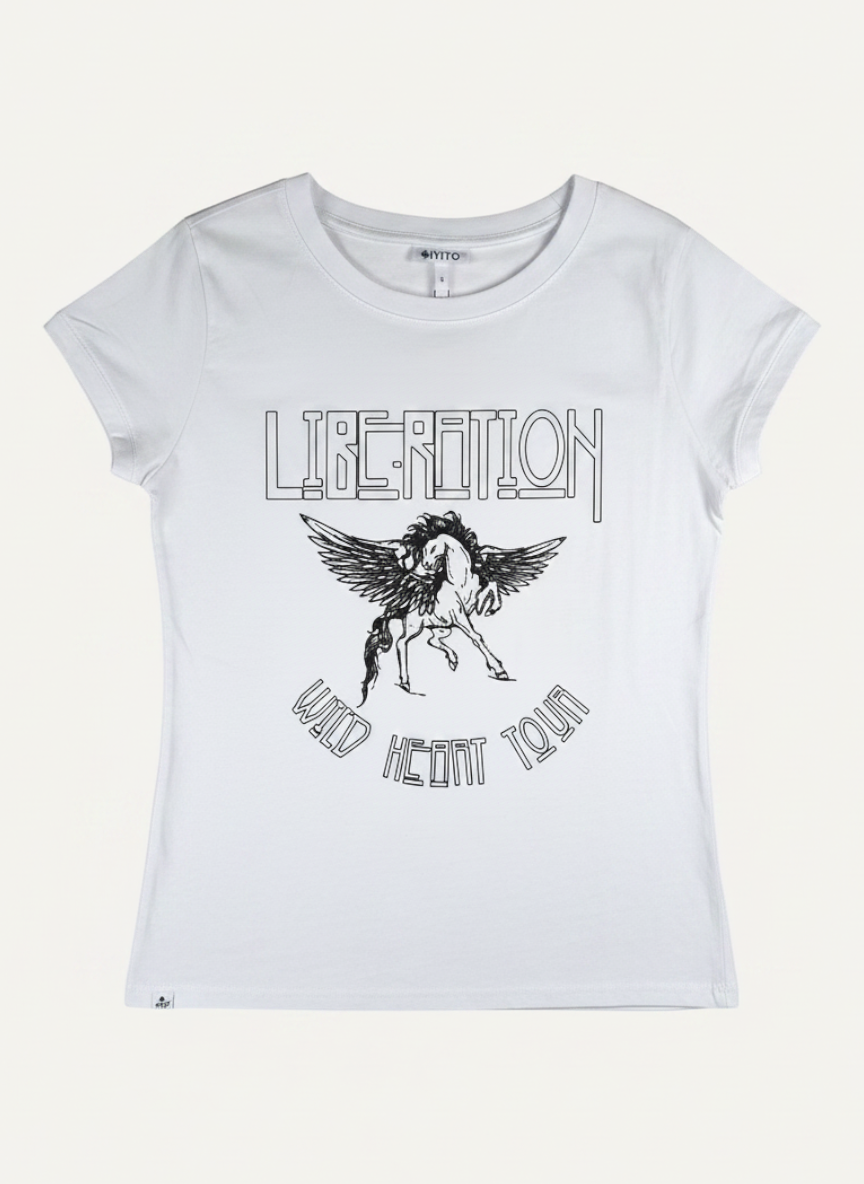 Magasin Dawo IYITO T-Shirt Mara in Weiß aus 100% Baumwolle mit schwarzem Pegasus-Druck und Liberation-Schriftzug