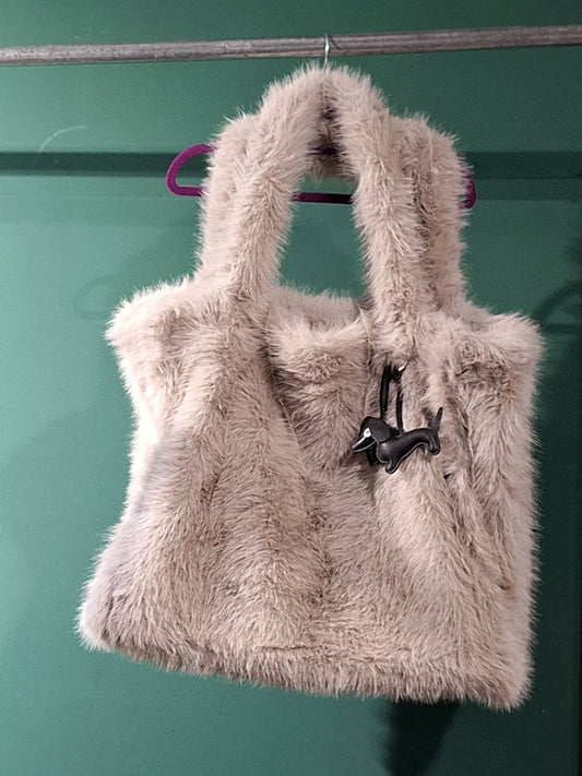 Grace Tasche Fakefur grau inkl. Dackelanhänger