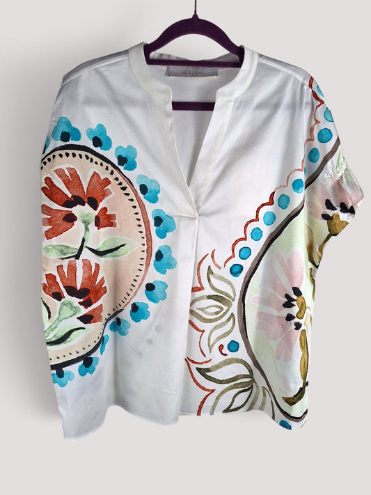 Magasin Dawo Herzensangelegenheit Bluse aus Baumwolle in Weiß mit buntem Blumenmuster und V-Ausschnitt