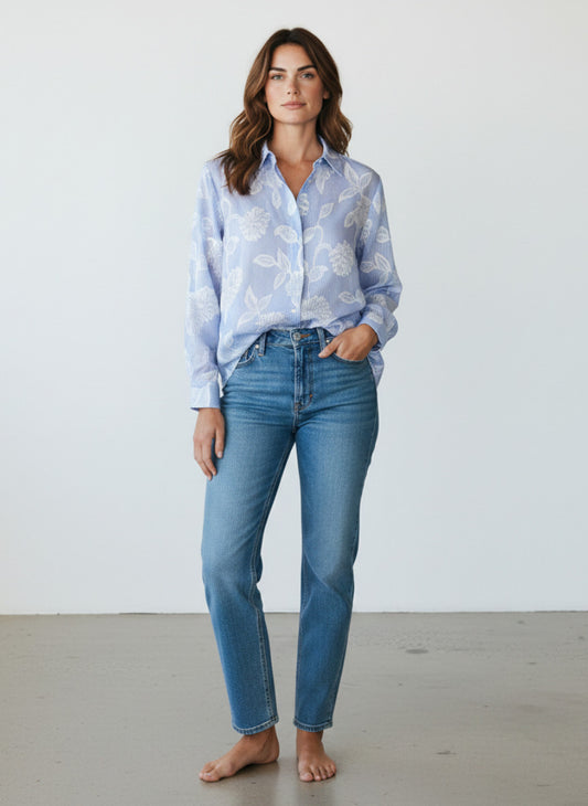 Magasin Dawo Herzensangelegenheit Bluse in Hellblau mit weißem Blumenmuster aus 100% Baumwolle an einem Model