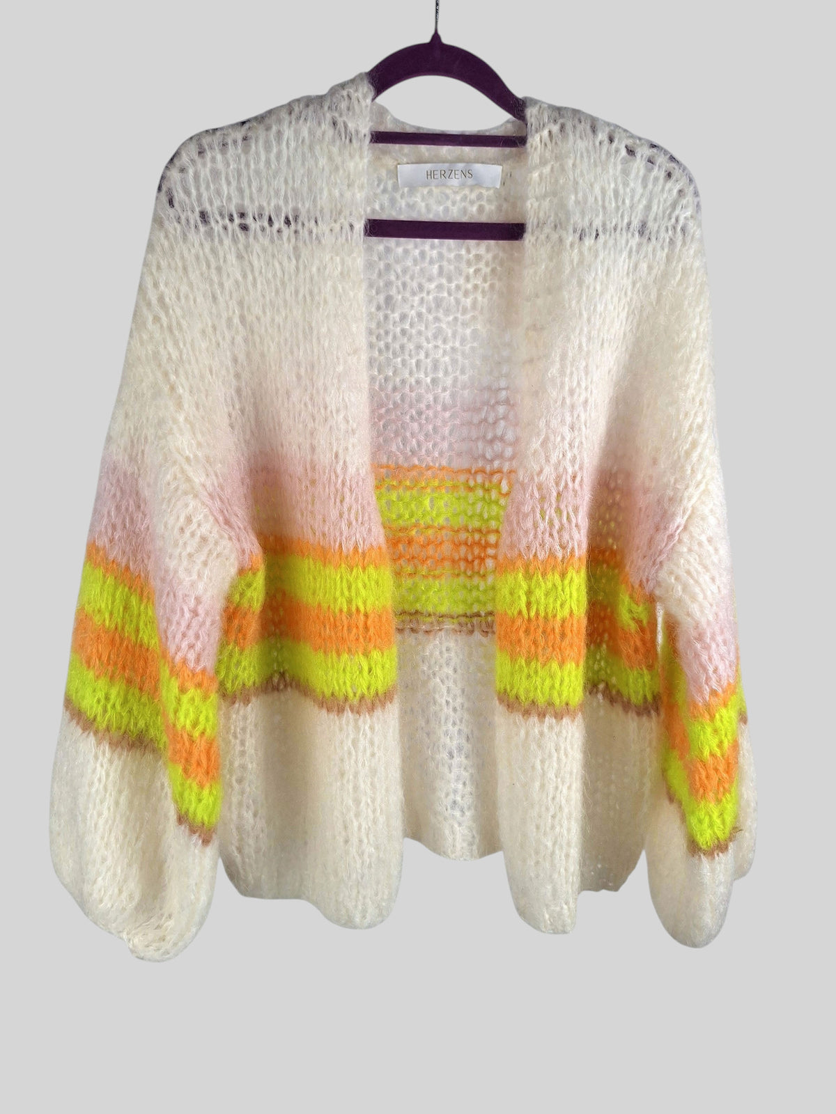 Magasin Dawo Herzensangelegenheit Cardigan YARA in Mozzarella mit bunten Streifen aus Mohair-Woll-Mix
