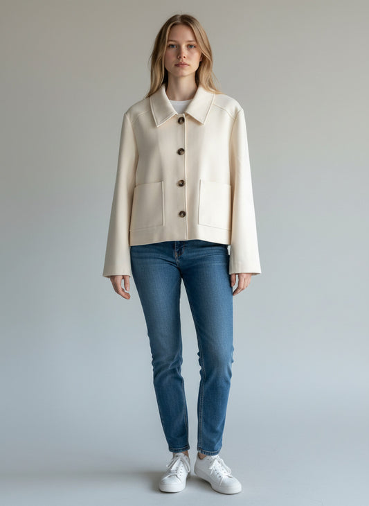 Magasin Dawo Herzensangelegenheit Jacke JANA in Mozarella-Creme mit Knopfleiste und aufgesetzten Taschen
