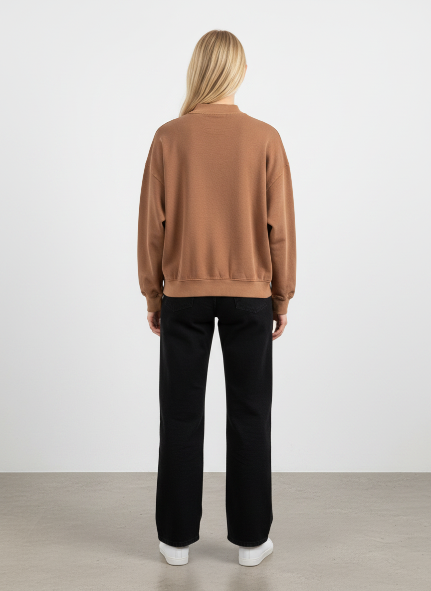 Magasin Dawo IYITO Sweater Ines in Kokosbraun aus 100% Baumwolle, Rückansicht an einem Model
