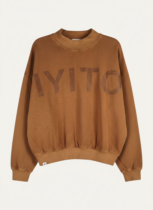 Magasin Dawo IYITO Sweater Ines in Kokosbraun aus 100% Baumwolle mit Rundhalsausschnitt und Logo-Print