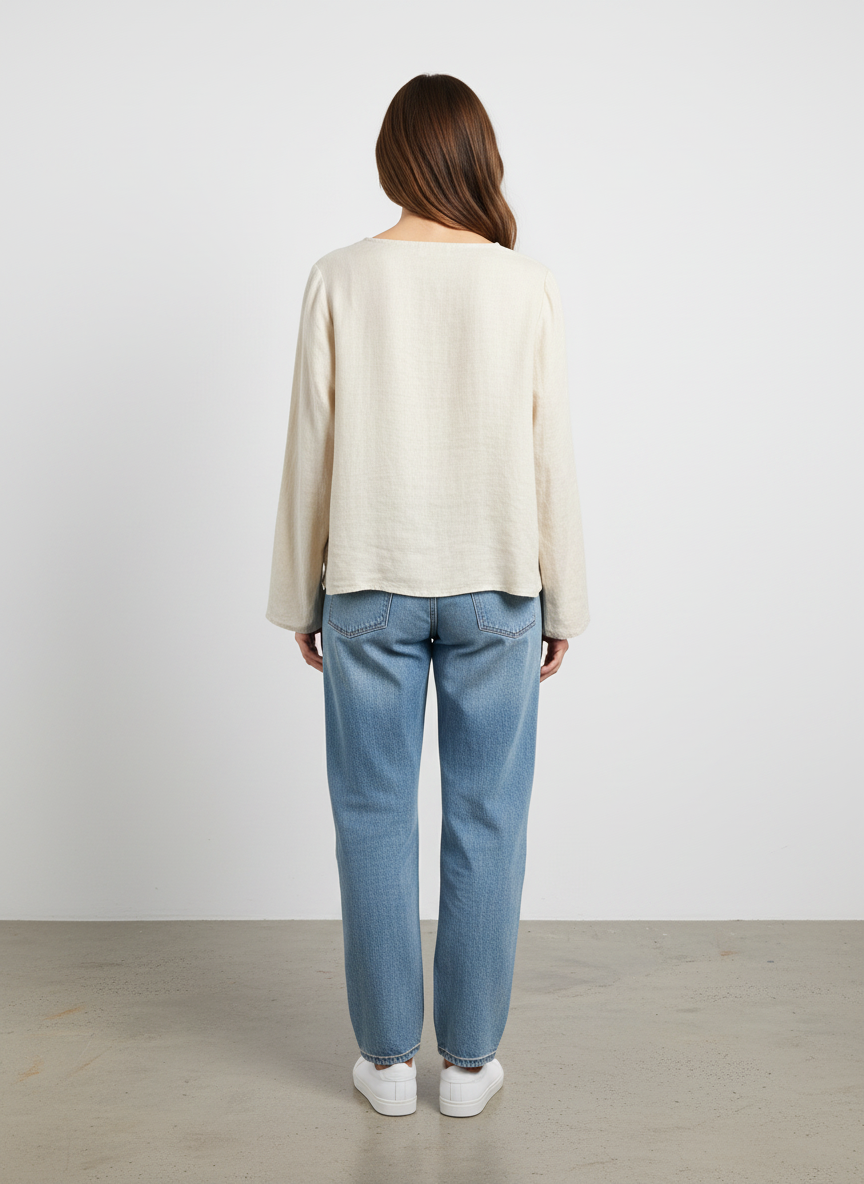 Magasin Dawo JcSophie Bluse Mandy in hellem Sand aus 100% Leinen, Rückansicht an einem Model mit Jeans