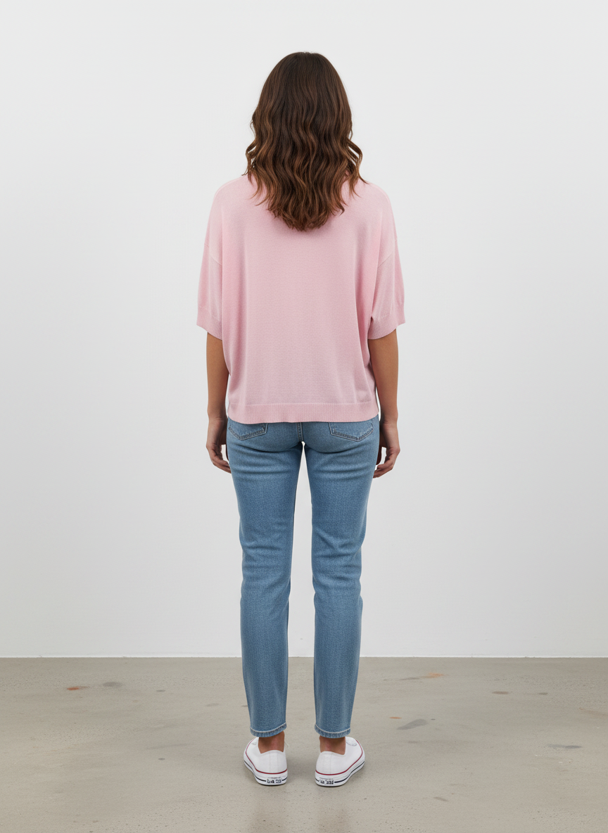 Magasin Dawo JcSophie Poloshirt Marissa in Rose Pink aus 100% Baumwolle, Rückansicht an einem Model