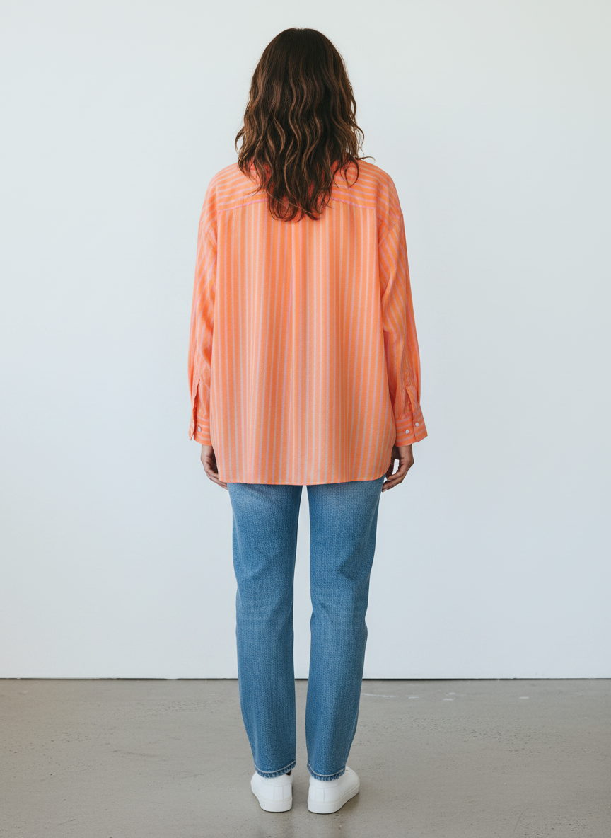 Magasin Dawo SOSUE Bluse Antonia aus korallfarbenem Voile mit Streifenmuster, getragen von hinten
