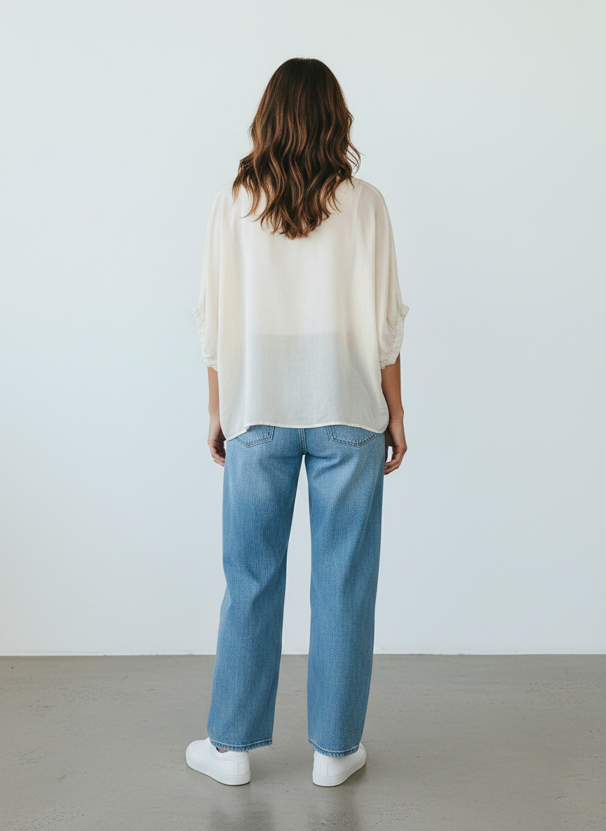 Magasin Dawo SOSUE Bluse Cowboy in Panna aus 100% Baumwolle, Rückansicht an einem Model mit Jeans