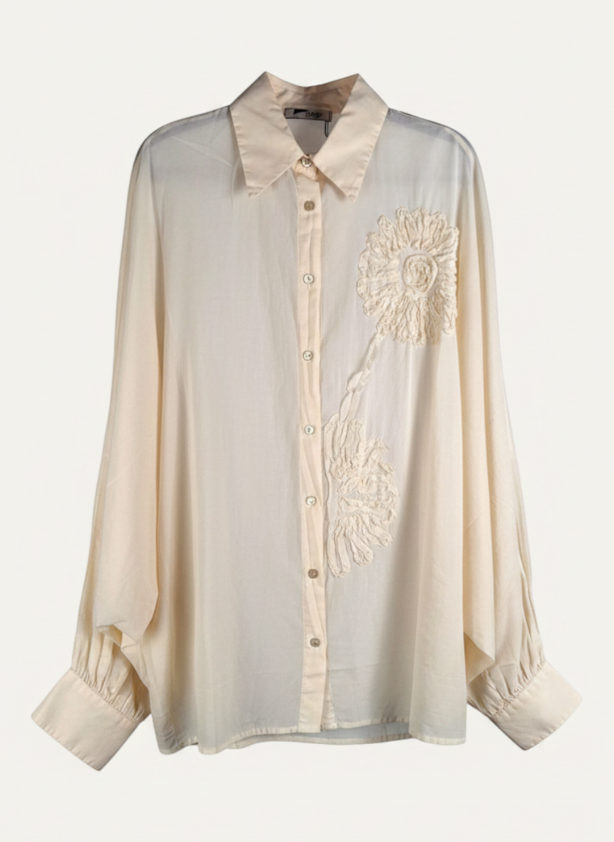 Magasin Dawo SOSUE Bluse Antonia in Panna aus Baumwolle mit floraler Applikation und Knopfleiste
