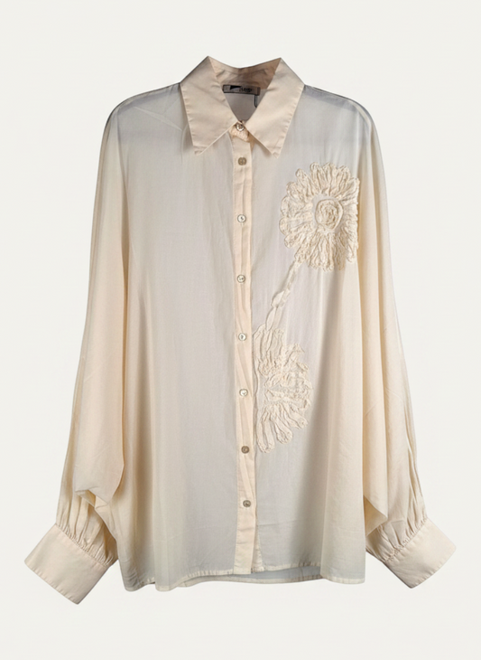 Magasin Dawo SOSUE Bluse Antonia in Panna aus Baumwolle mit floraler Applikation und Knopfleiste